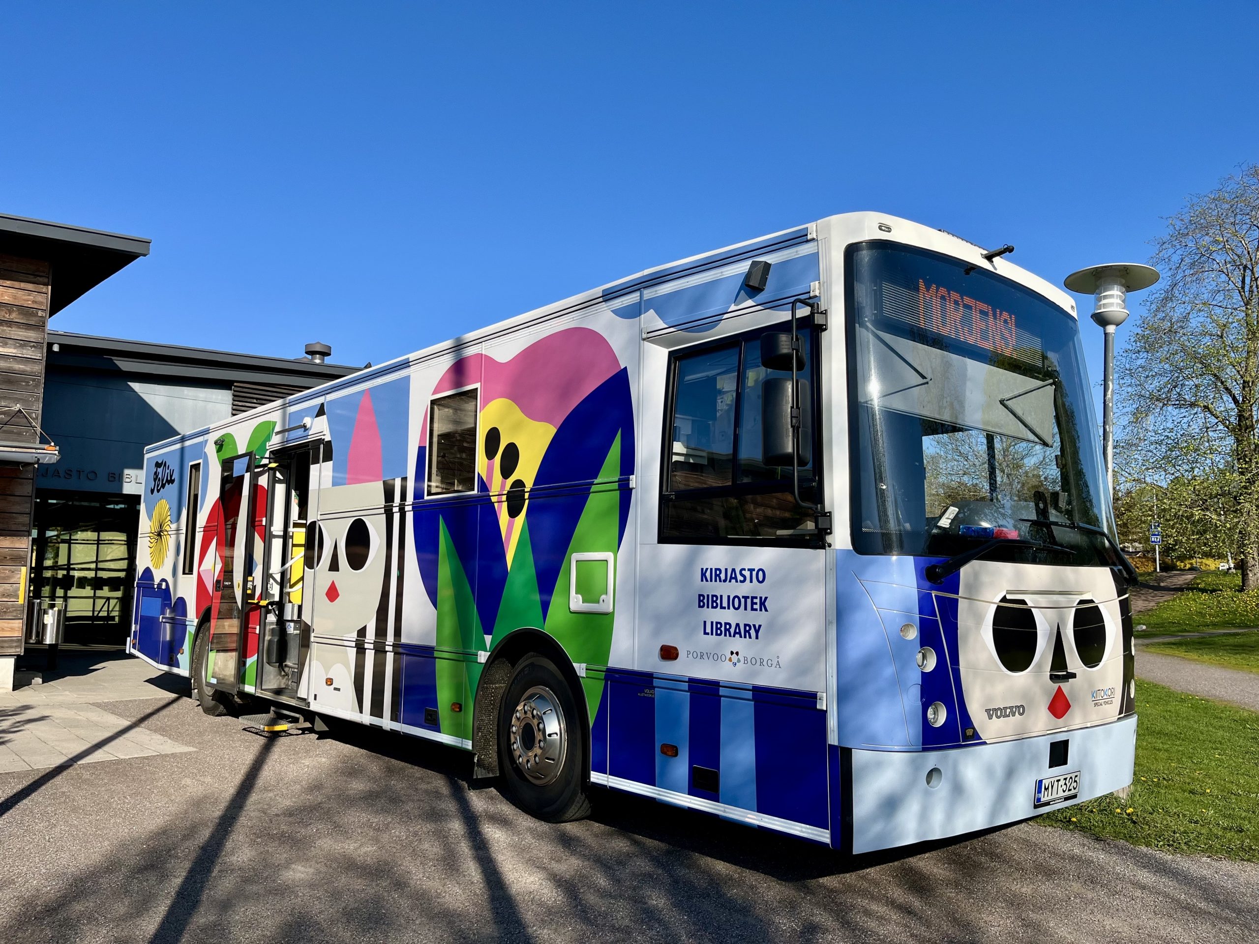 Bokbussen står utanför biblioteket innan den ger sig ut på sin runda i byarna.
